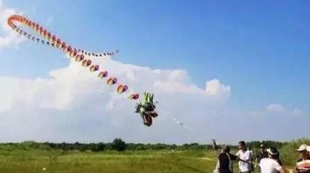 地球上最大的风筝 长达八公里的巨龙