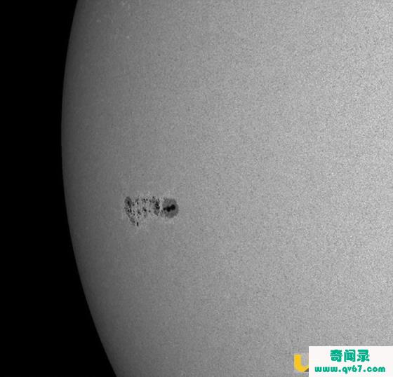 太阳表面出现阔12万公里的巨型太阳黑子 可能会产生太阳耀斑和巨大辐射风暴是真的还是假的？