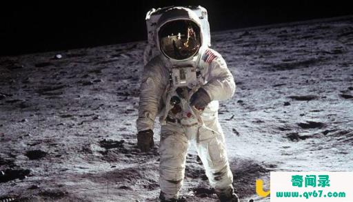 宇航员登陆月球 遭到外星飞船监视是真的还是假的？
