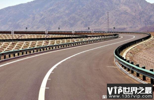 世界上最长的沙漠高速公路 京新高速长2540千米(花费370亿)