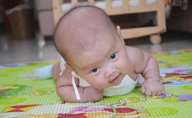 如何帮助宝宝练习俯卧抬头（一套完整的婴儿抬头训练）(1)