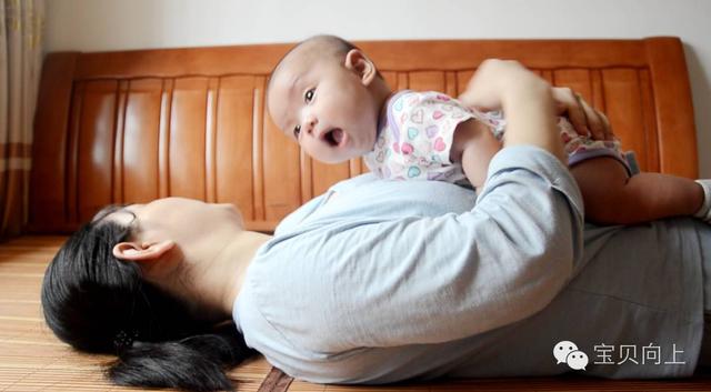如何帮助宝宝练习俯卧抬头（一套完整的婴儿抬头训练）(3)