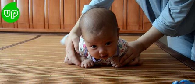如何帮助宝宝练习俯卧抬头（一套完整的婴儿抬头训练）(4)