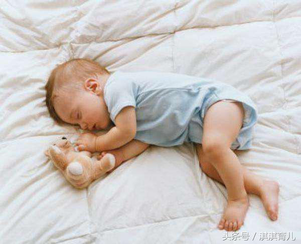 宝宝和父母一起睡有什么危害宝宝和爸妈一起睡3