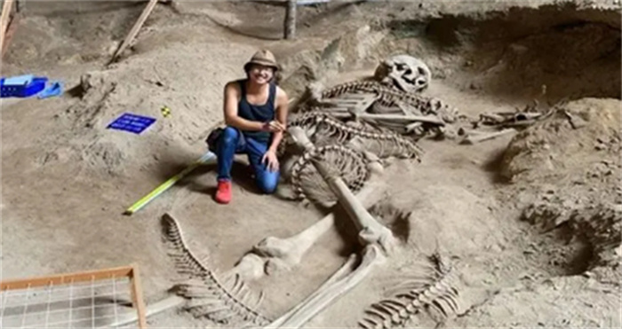 泰国洞穴中发现一具5米长的巨人骨架 科学家解析藏身谜团