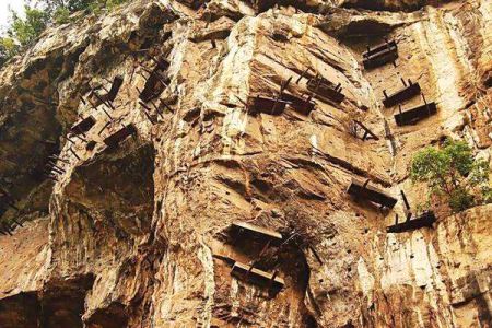 武夷山悬棺葬地球十大未解的之谜破解了吗？千年棺椁如何停放在陡崖？
