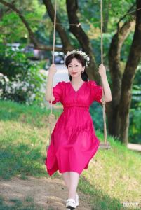 赵雅芝真是够“冻龄”，穿玫红色连衣裙似小姑娘，是吃了防腐剂吗
